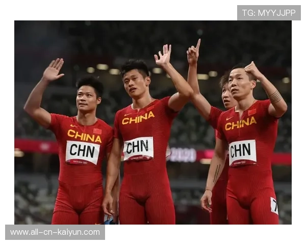 “东安湖赛场：铁人三项运动员挑战赛道，拼劲力与速度”