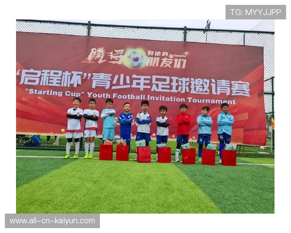 球员赛后与青少年互动激励更多孩子追求足球梦想(103 ) 球员赛后与青少年互动激励更多孩子追求足球梦想(103 )